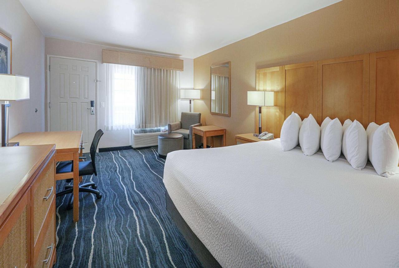 Ramada By Wyndham Costa Mesa/Newport Beach Eksteriør billede