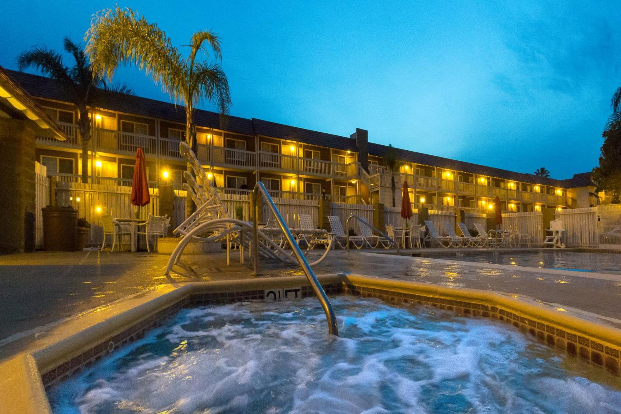 Ramada By Wyndham Costa Mesa/Newport Beach Eksteriør billede
